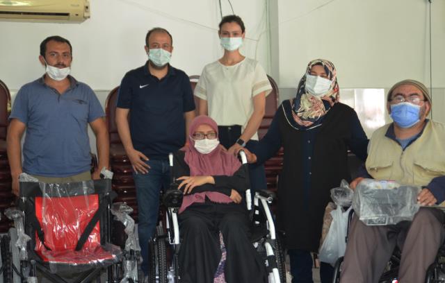 Engelliler tekerlekli sandalye sevinci yaşadı Engelliler tekerlekli sandalye sevinci yaşadı