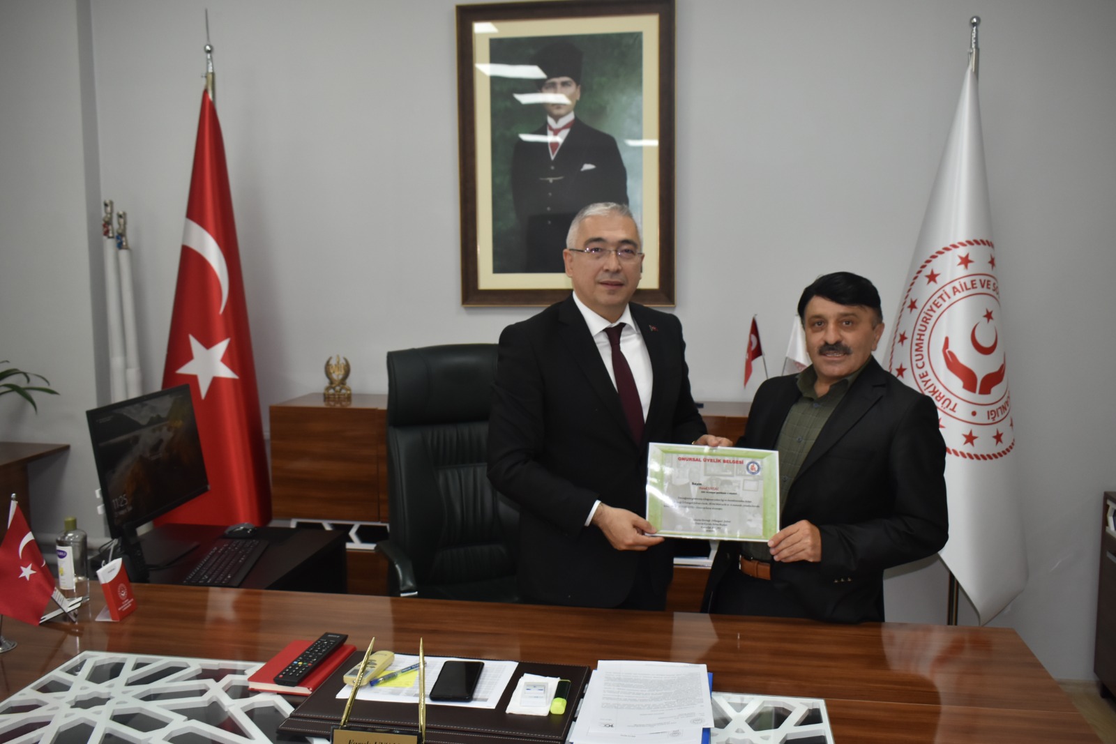 TSD ORHANGAZİ ŞUBE BAŞKANI EMRULLAH AKÇAY’DAN İL MÜDÜRÜNE ONURSAL ÜYELİK BELGESİ!