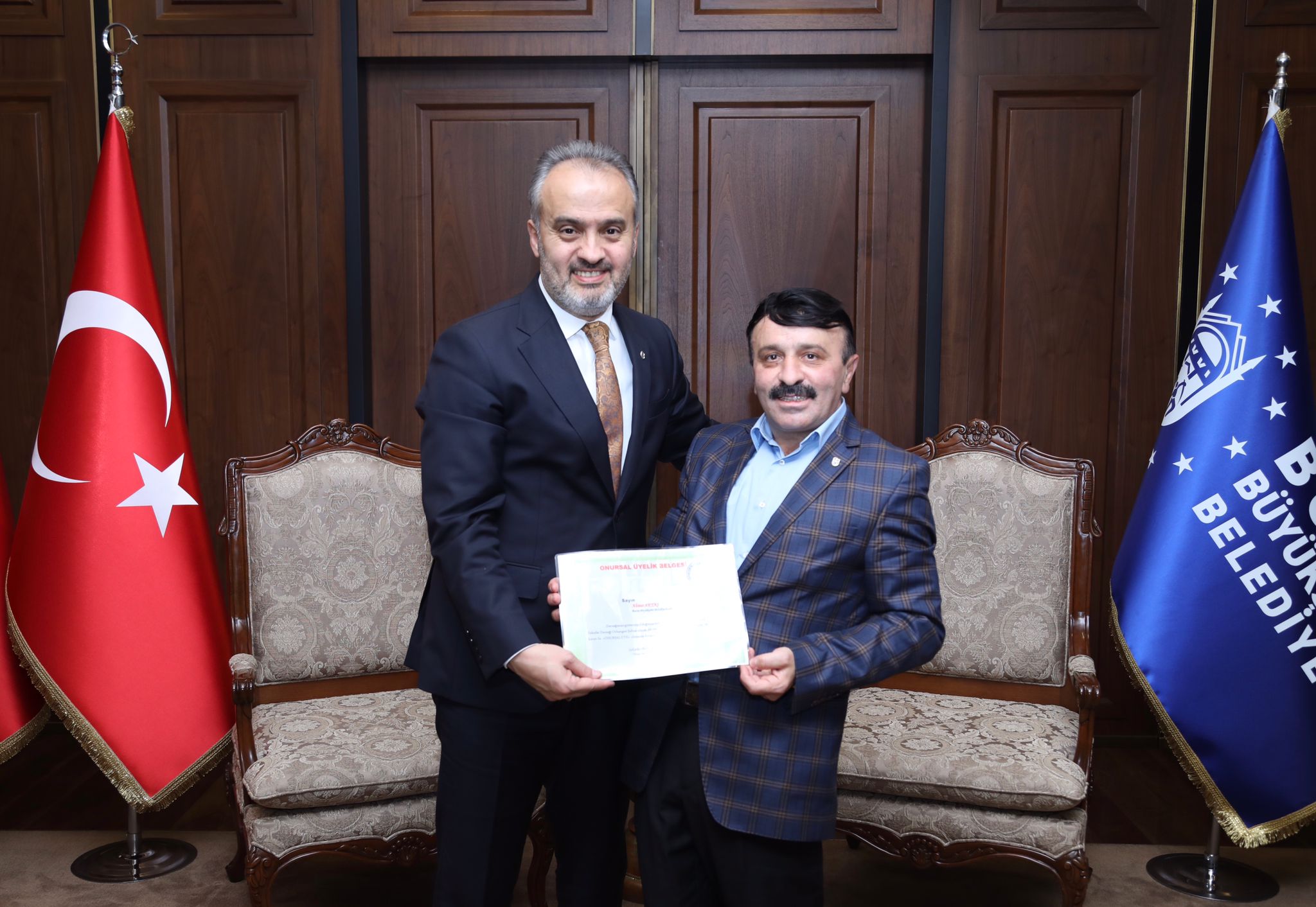 TSD ORHANGAZİ ŞUBESİNDEN BURSA BÜYÜKŞEHİR BELEDİYE BAŞKANI ALİ NUR AKTAŞ'A ONURSAL ÜYELİK BELGESİ.