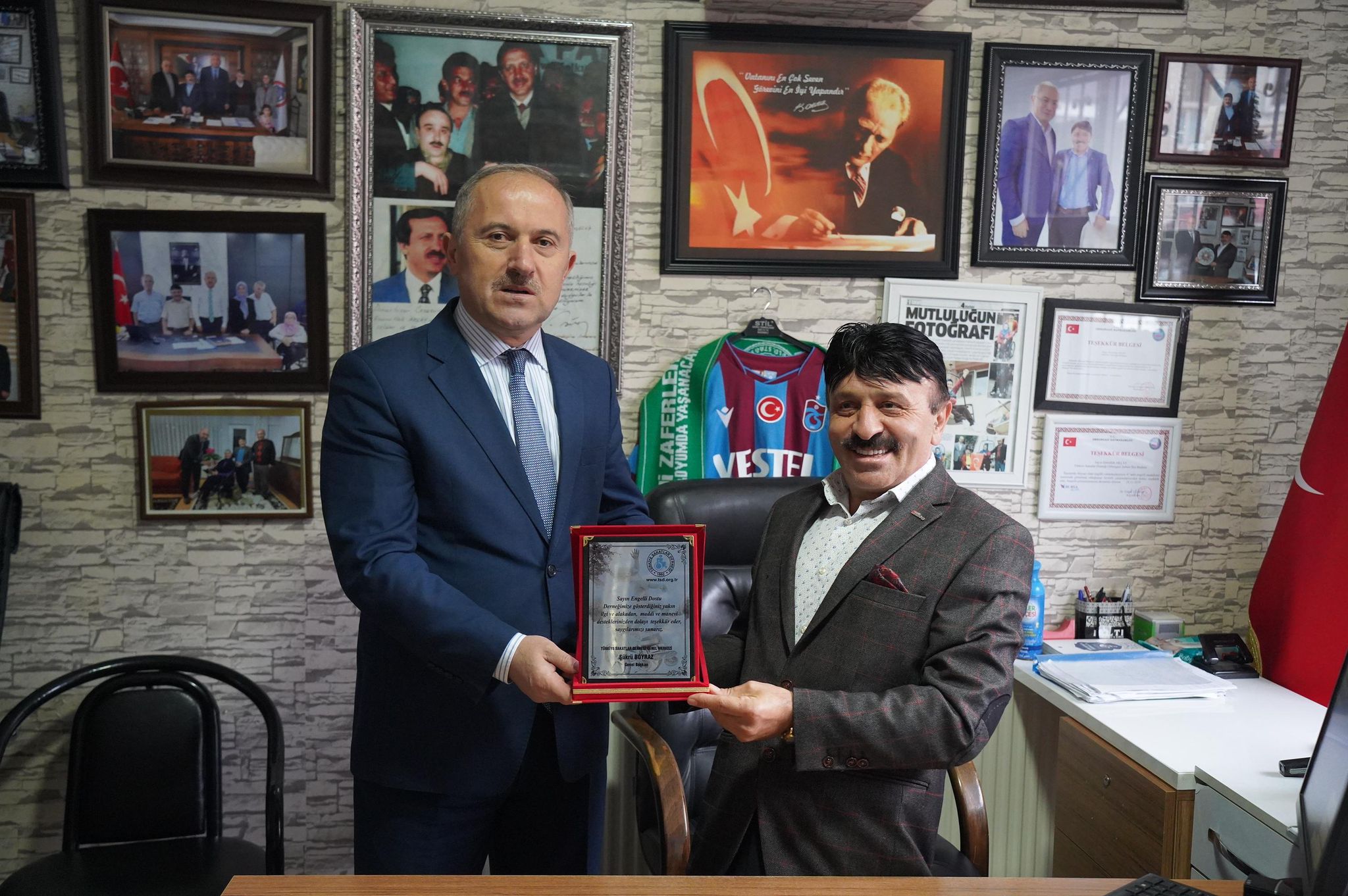 TÜRKİYE SAKATLAR DERNEĞİ ORHANGAZİ ŞUBESİNDEN, ORHANGAZİ KAYMAKAMI VE BELEDİYE BAŞKANINA ENGELLİ DOSTU TEŞEKKÜR BELGESİ VERİLDİ!
