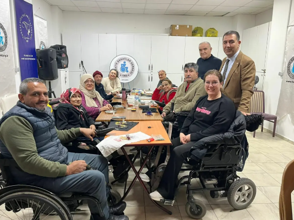 TSD İzmir Şubesi'nin açtığı takı tasarım kursları, engelli bireylerin sosyalleşmesine ve gelir elde etmesine olanak tanıyor!
