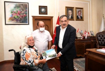 Türkiye Sakatlar Derneği Samsun Şube Başkanı Hayriye Hakyemezoğlu, Büyükşehir Belediye Başkanı Mustafa Demir'i ziyaret etti.