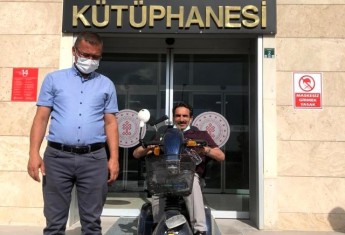 Türkiye Sakatlar Derneği Erzurum Şubesi Başkanı Sadullah Efe il halk kütüphanesini ziyaret etti